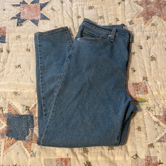 Levi’s Light Wash High Waisted Taper Jeans - Picture 3 of 4